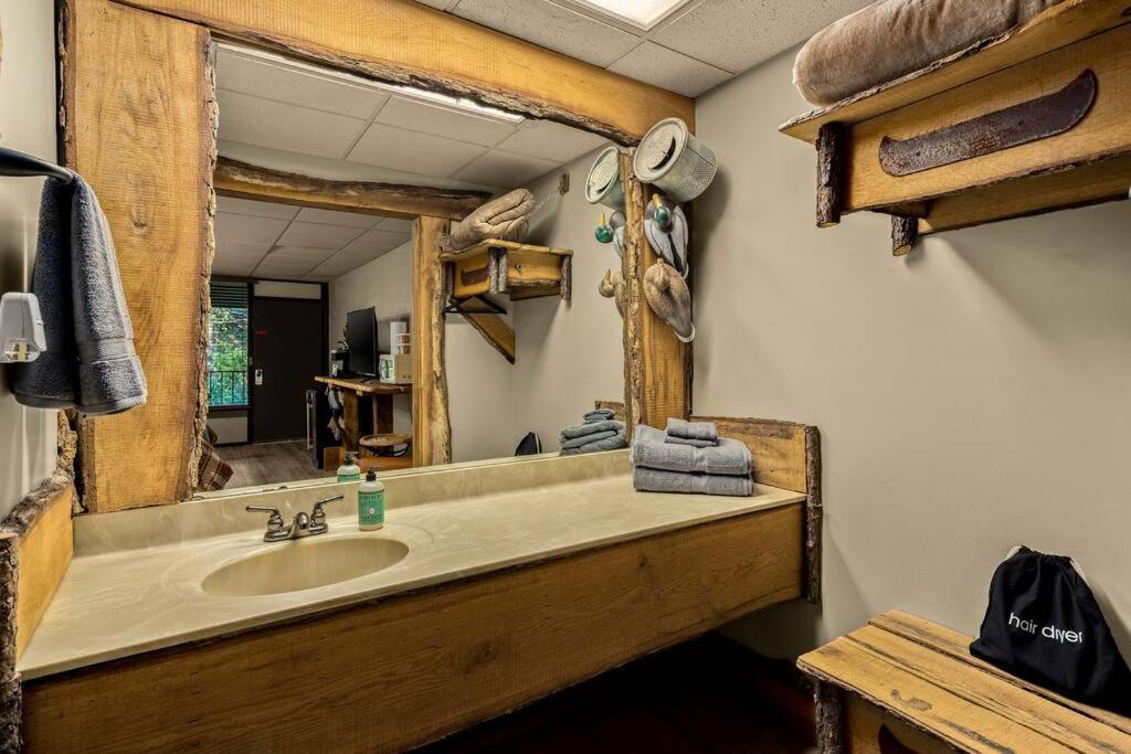 Stonegate Lodge King Bed Wifi 50 In Roku Tv Salt Water Pool Room # 101 Eureka Springs Kültér fotó