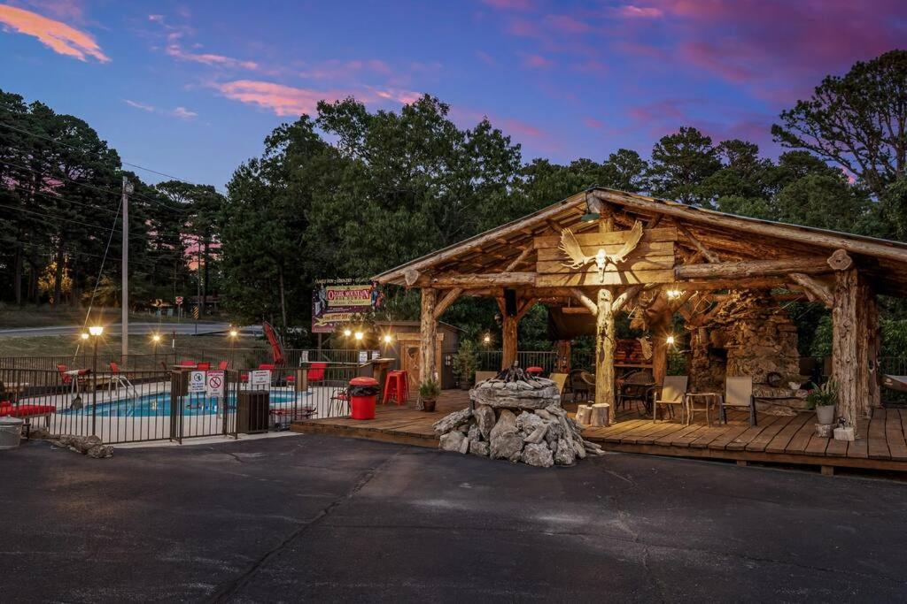 Stonegate Lodge King Bed Wifi 50 In Roku Tv Salt Water Pool Room # 101 Eureka Springs Kültér fotó